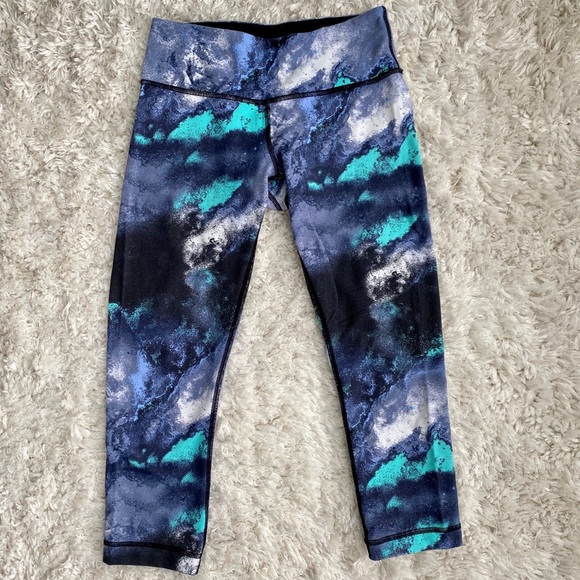 Lululemon abstract capri - Picture 1 of 4